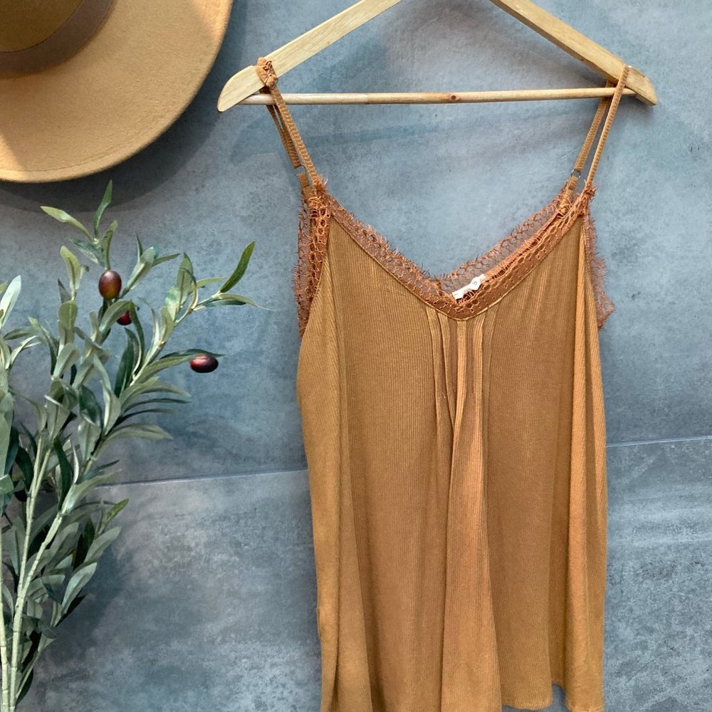 Super cute casual tank top excellent for springtime POL size small